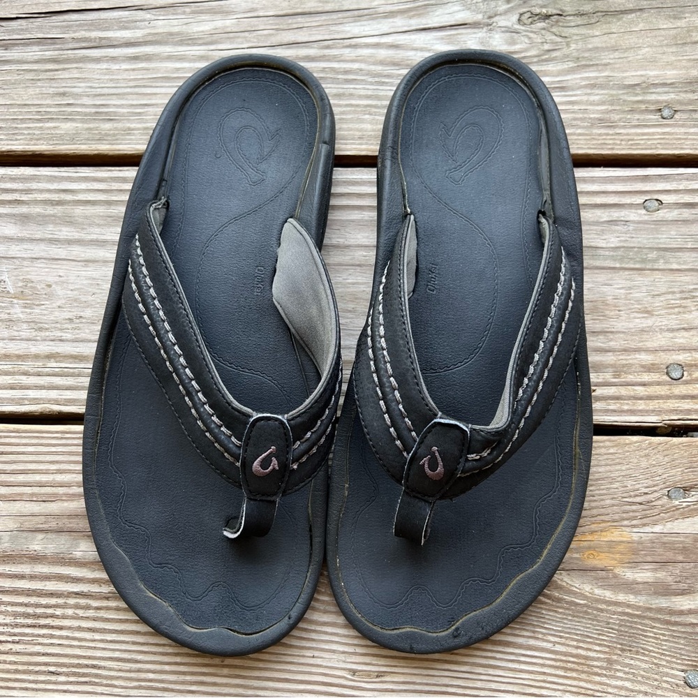 OluKai brand men’s black flip flop sandals size 12